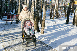 Спальные районы и жители города. Тюмень., снег, мама с ребенком, прогулка, зима, снег в городе, детская коляска, родители с коляской