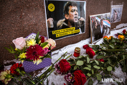 Вахта памяти Бориса Немцова на площади Труда. Екатеринбург, цветы, вахта памяти, немцов борис фото