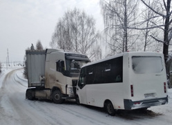 Автобус врезался в фуру, остановившуюся в снегопад на встречной стороне дороги