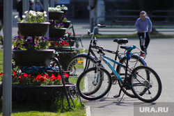 Виды города. Курган, клумба, цветы, велосипед, лето в городе, обустройство города