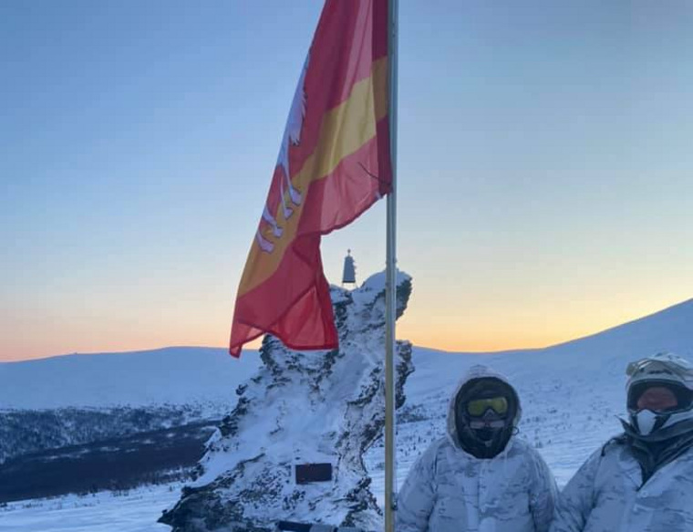 На вершине загадочной горы появился флаг Челябинской области