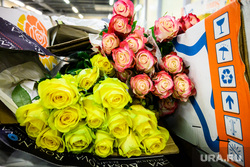 Цветы к 8 марта в аэропорту Кольцово. Екатеринбург, роза, розы, цветы