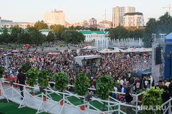Ural Music Night. Екатеринбург, концерт, слушатели, выступление, фонтан, плотинка, зрители, толпа, праздник, сквер исторический