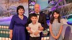 Жительница Нижневартовска Зумрат Самадова (слева) выиграла в телеигре «Поле чудес»