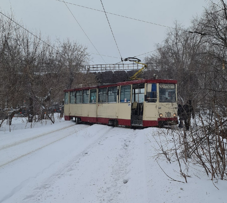 Трамвай перекрыл движение в Металлургический район Челябинска