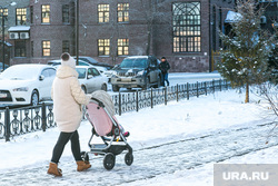Спальные районы и жители города. Тюмень., снег, мама, прогулка, зима, женщина, детская коляска, родитель