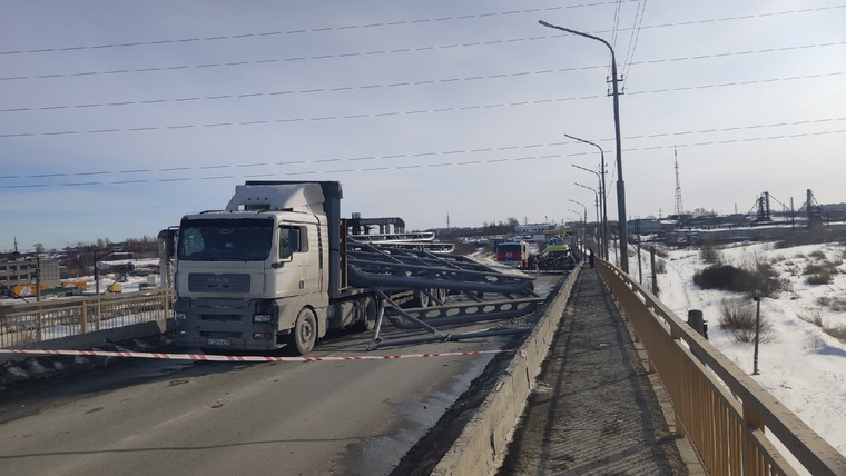 Авария полностью перекрыла дорогу на мосту
