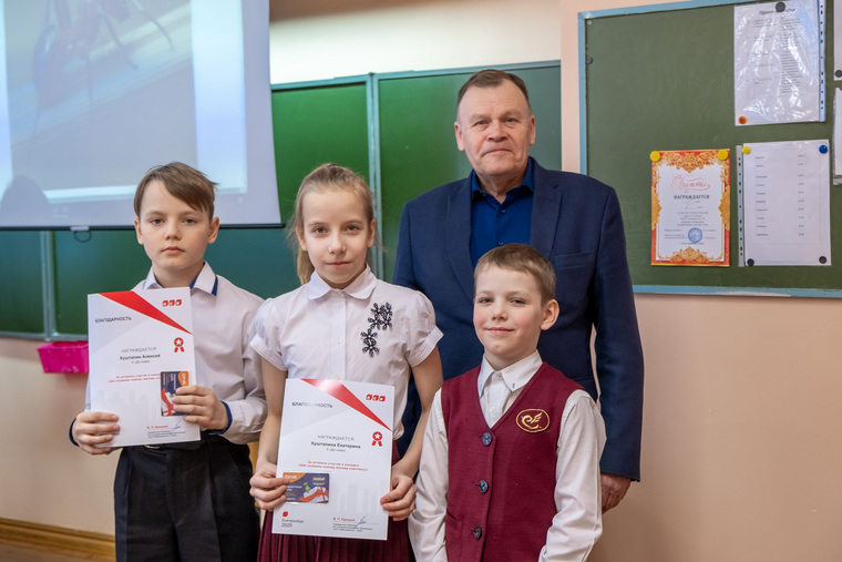 Гендиректор «ЛСР. Недвижимость — Урал» Владимир Крицкий с победителями конкурса