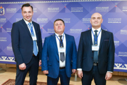 Денис Напольских (в центре) с октября 2020 года находился в кадровом резерве на должность директора департамента