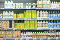 Продукты, овощи и фрукты. Тюмень, торговля, молочные продукты, молоко, магазин, витрина, прилавок, выкладка товара, пастеризованное молоко, раскладка продуктов