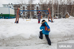 Субботник по уборке снега в детском саде "Родничок", при участии главы города Шувалова Вадима. Сургут, дети гуляют