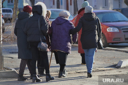 Приёмный покой в красной зоне городской больницы. Курган, пожилые люди, пенсионер с палочкой