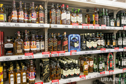 Продукты, овощи и фрукты. Тюмень, торговля, витрина, алкогольная продукция, прилавок, крепкие напитки, алкоголь, магазин