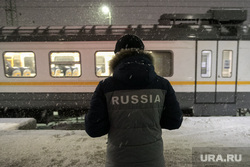 Поезда дальнего следования на железнодорожном вокзале во время снегопада. Рязань, снег, вокзал, поезд, электричка, зима, россия, путешествие, пассажир, ржд, турист, жд, пассажиры, туризм, железная дорога, цппк