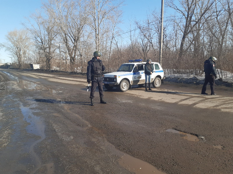 Службу несут полицейские в тяжелой экипировке — шлемах и бронежилетах