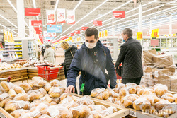 Гипермаркет "Ашан" во время пандемии. Тюмень, хлеб, выбор продуктов, покупатель в маске