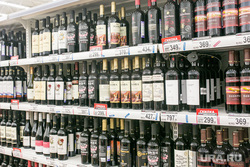 Продукты, овощи и фрукты. Тюмень, торговля, витрина, алкогольная продукция, прилавок, крепкие напитки, алкоголь, магазин, вино