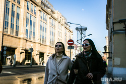 Виды города. Москва, девушки, стиль, студенты, молодежь, солнецезащитные очки, воздвиженка, уличная мода