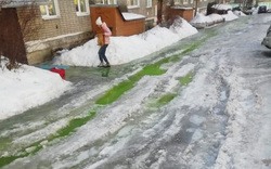 Зеленая вода течет не только из-под крана, но и по улицам Кушвы