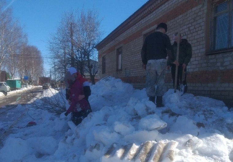 Третьеклассницы, на которых упал снег, возвращались домой из школы. Их быстро откопали из-под снега