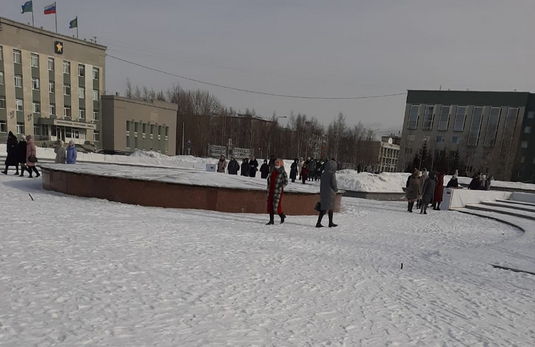 Чиновники мэрии Сургута наблюдают за происходящим на площади Советов