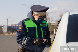 Проверка ГИБДД водителей на дорогах города. Магнитогорск, медицинская маска, проверка автомобиля, дпс