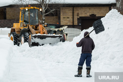 Уборка снега на территории коттеджного поселка «Березка». Сургут   , уборка снега, рабочий с лопатой