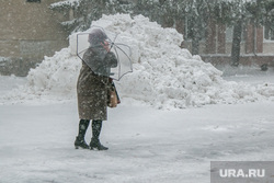 Город в снегу. Курган, снегопад, ветер, пурга, снег в городе, женщина с зонтом