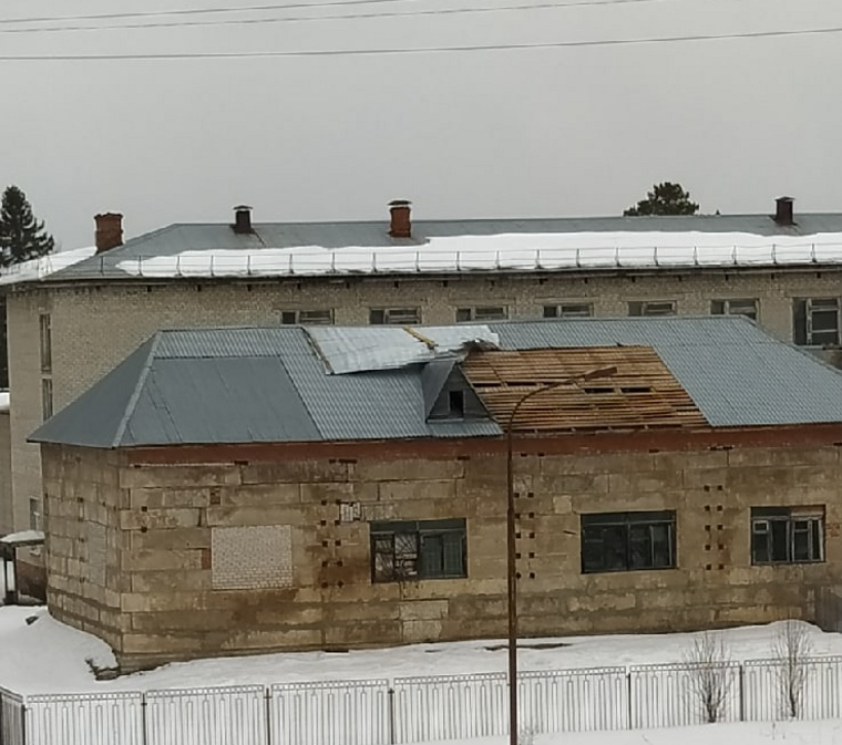 Кровля здания в Добрянке также оказалась повреждена ветром