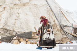 День оленевода в селе Аксарка, ЯНАО, зима, арктика, малица, женщина в национальном костюме, холод, кмнс