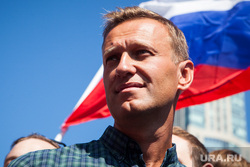 Митинг Либертарианской партии против пенсионной реформы. Москва, российский флаг, протестующие, навальный алексей, митинг, триколор, флаг россии, протест