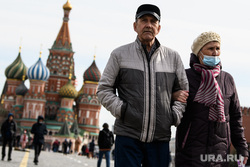 Виды Москвы, храм василия блаженного, прогулка, пожилая пара, город москва, пенсионеры на прогулке, красная площадь, туристы, туризм, маска на лицо, масочный режим, одноразовая маска