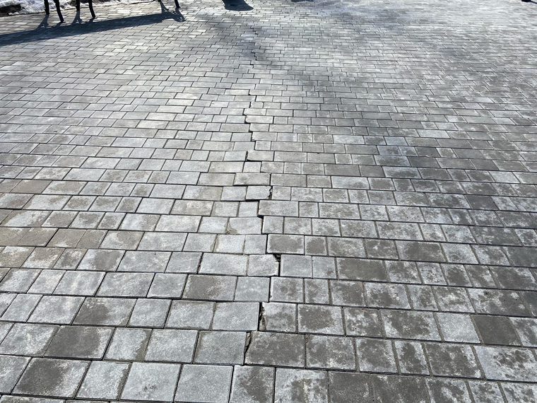 Трещина на исторической площади Тобольска