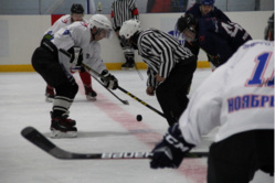 Сотрудники «Энерго-Газ-Ноябрьска» проводили матчи в рамках Ночной хоккейной лиги