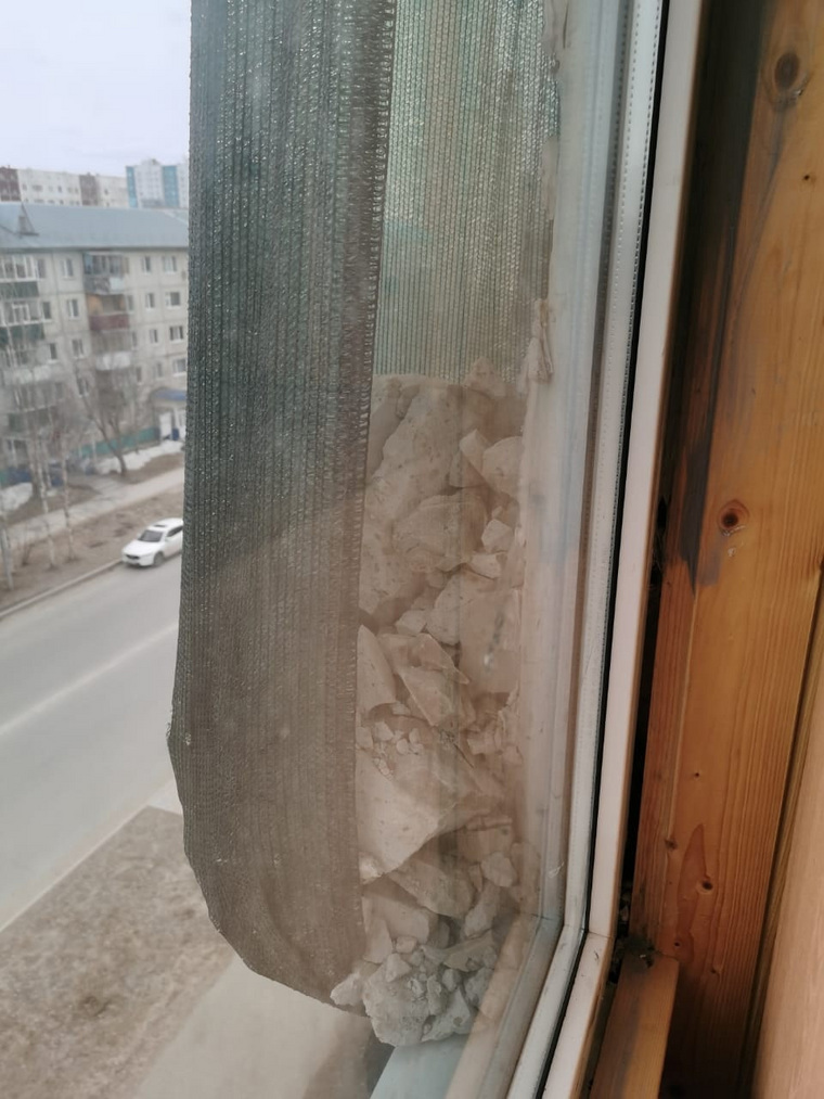 Обваливается обшивка дома в Нижневартовске