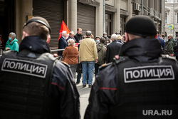 Коммунисты из КПРФ во подают обращение в администрацию президента. Москва, полиция, коммунисты