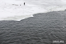 Распиловка льда около Курганского гидроузла, тобол, дамба, водоем, река кама, весна, дамба кургана, рыбалка весной, лед
