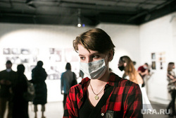 Выставка Алины Утробиной. Тюмень, люди в масках, девушка в маске