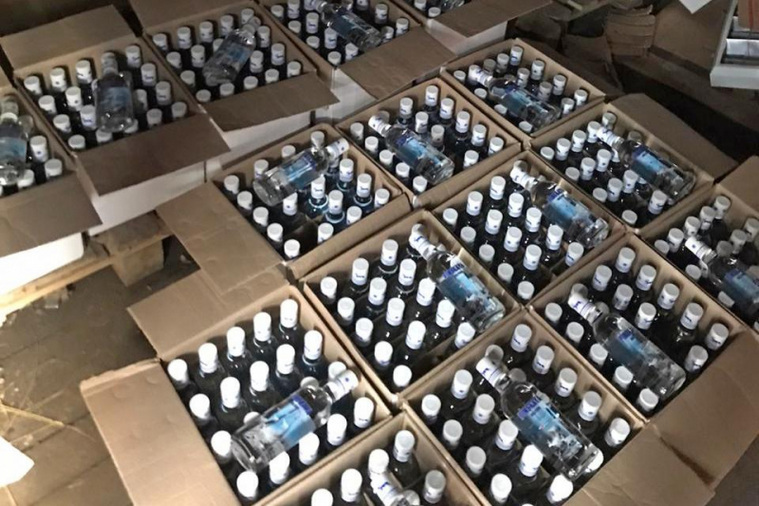Тысячи бутылок с поддельным алкоголем изъяли полицейские у курганской ОПГ