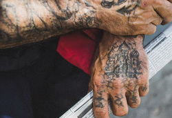 Татуировки на руках бывшего заключенного, заключенные, зек, вор в законе, криминал