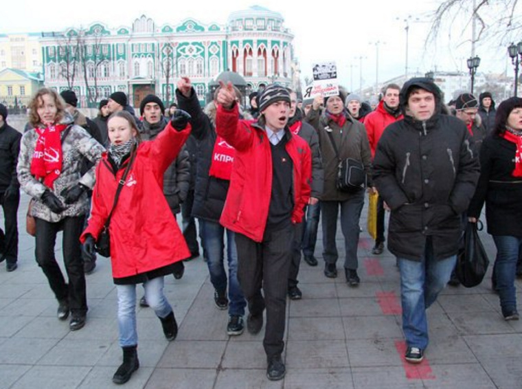 Александр Понкратов (в центре) на шествии КПРФ