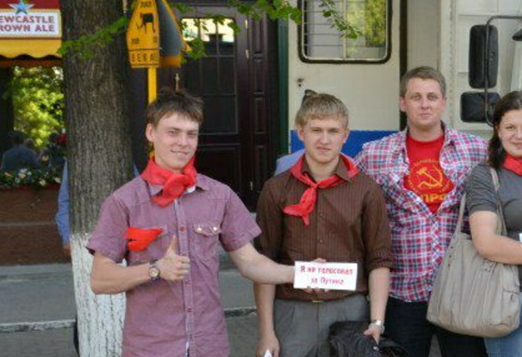 Лидер свердловских коммунистов Александр Ивачев (на фото — справа) заявил, что не помнит Понкратова (слева)