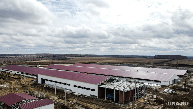 Строительства молочно-товарной фермы «Ударник», запуск которой запланирован на июнь 2021 года, вид сверху. Екатеринбург