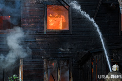 Пожар в деревянном доме по улице 8 марта. Екатеринбург, деревянный дом, пожар, тушение пожара, пожарный
