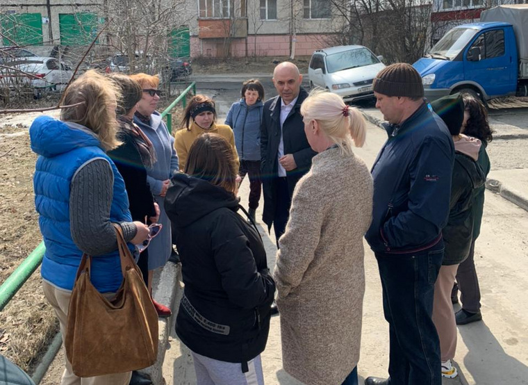 Мэр Сургута Андрй Филатов (в центре) в одном из дворов города
