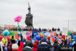 Первомайская демонстрация на проспекте Ленина. Сургут, 1 мая, город сургут, демонстрация, памятник основателям сургута
