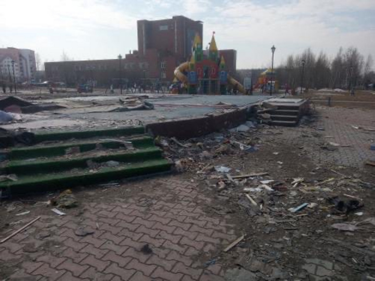 Мусор у детской площадки в Сургуте