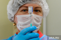 Вакцинация от коронавирусной инфекции в городской больнице №1. Челябинск, ампула, укол, шприц, процедурный кабинет, вакцинация, пузырек, доза, коронавирус, прививка от ковид