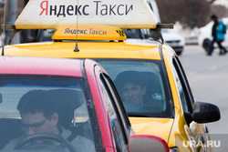 Машины такси на улицах города. Екатеринбург, такси, яндекс такси