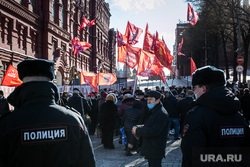 Коммунисты на Манежной площади, перед возложением цветов к могиле Сталина в годовщину его смерти. Москва, коммунисты, кпрф, митинг, коммунистическая партия, красные флаги, москва